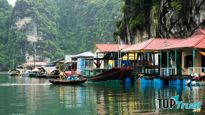 Làng chài Cửa Vạn