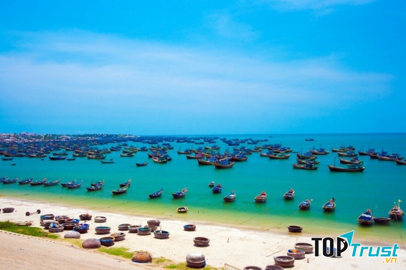 Làng chài luôn tấp nập tàu thuyền