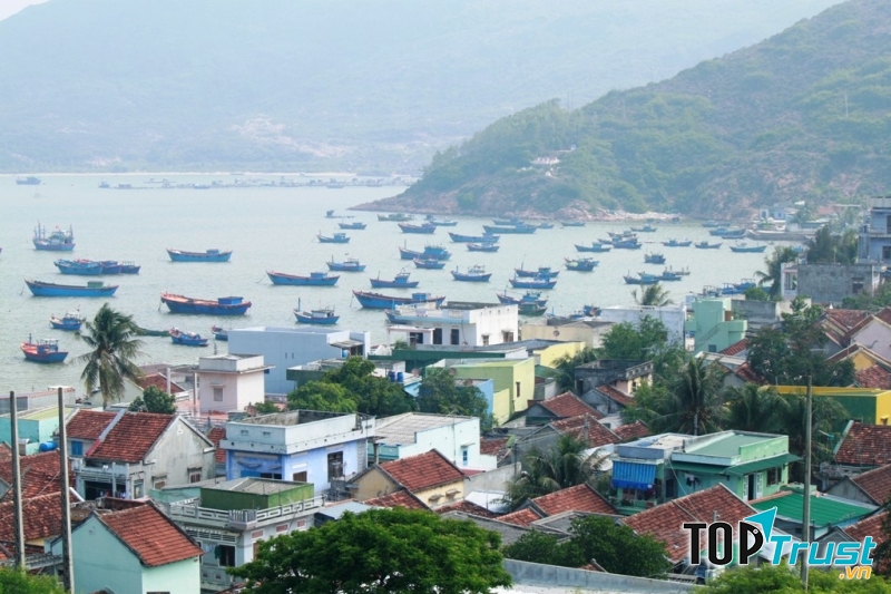 Làng chài Sơn Hải nằm yên bình bên những mái nhà nhỏ