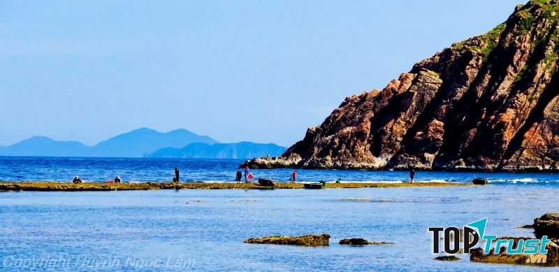 Nước biển trong xanh cùng nắng vàng tuyệt đẹp