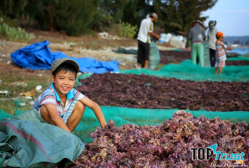Người dân nơi đây rất hiền hòa, luôn chào đón du khách bằng nụ cười trên môi