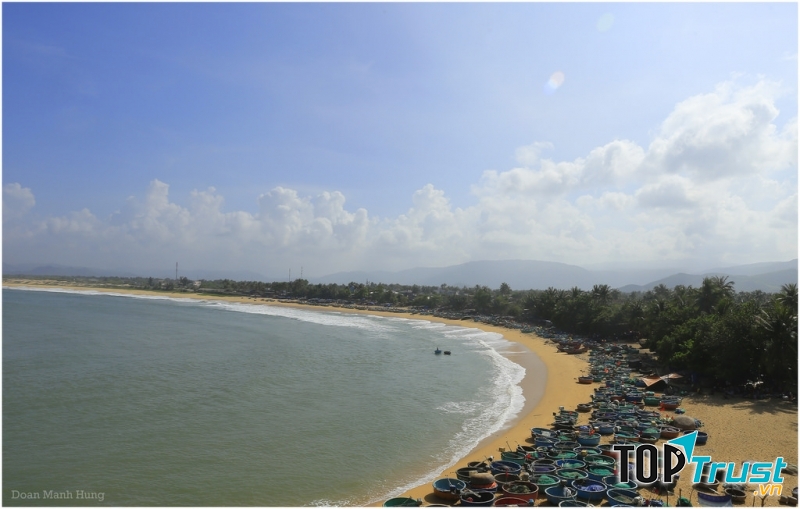 Làng chài Xuân Hải nép mình trên bờ biển trong xanh