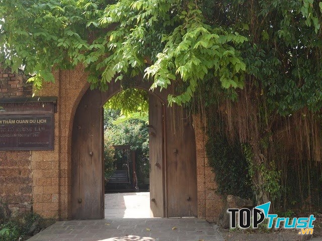 Cổng một ngôi nhà cổ ở Đường Lâm