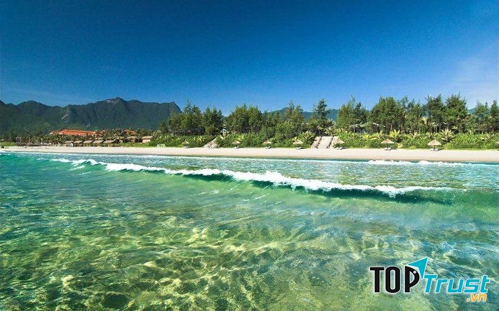 Biển Lăng Cô nước trong mát lạnh