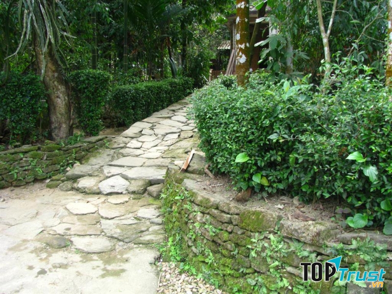 Làng cổ Lộc Yên