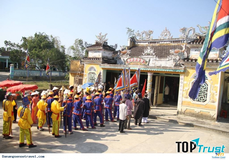 Lễ hội ở làng cổ Túy Loan