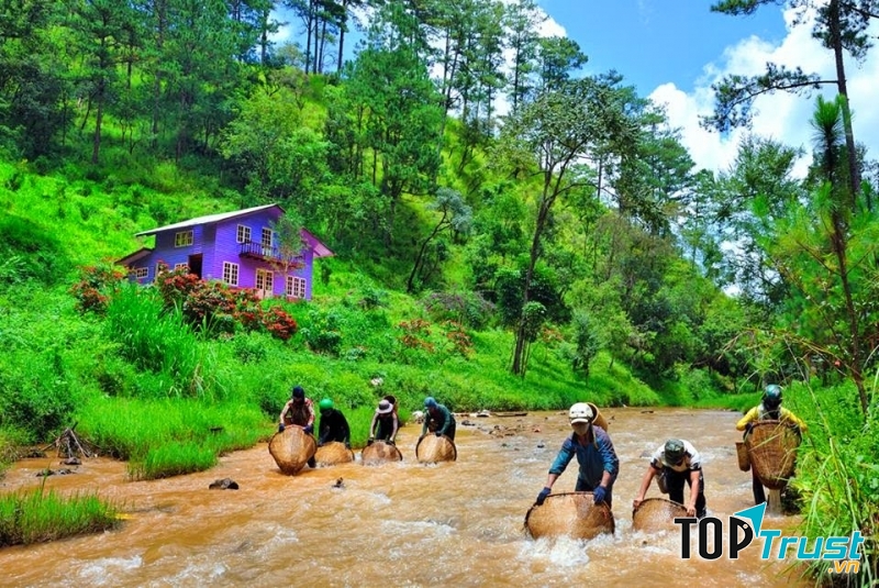 Cuộc sống giản dị của người dân trong làng