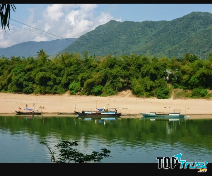 Khung cảnh tươi đẹp của con sông ven làng Đại Bình