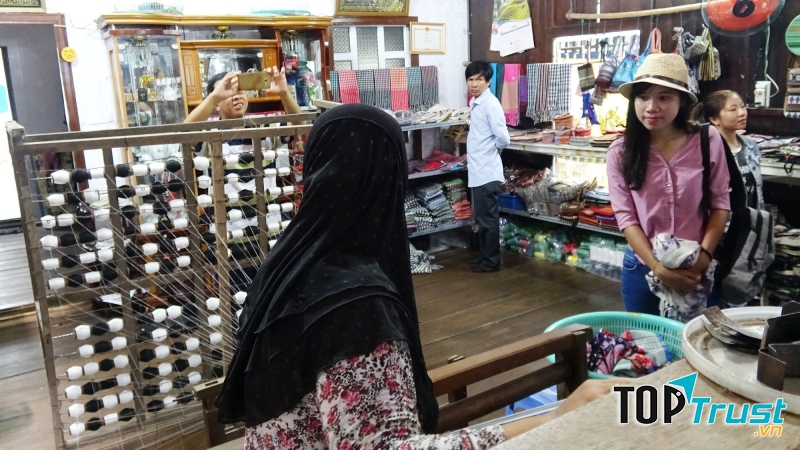 Làng dệt thổ cẩm Châu Giang