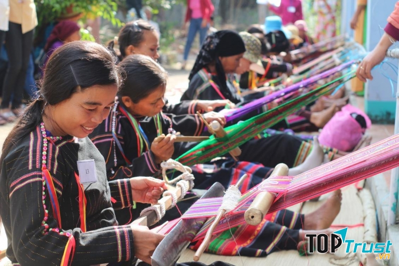 Làng dệt thổ cẩm Châu Giang