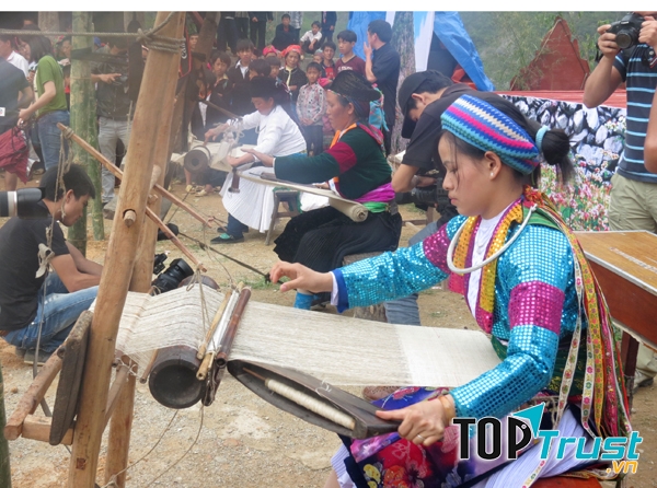 Làng dệt thổ cẩm Lùng Tám - báu vật của người Mông