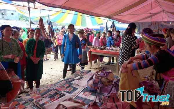 Làng dệt thổ cẩm Lùng Tám - báu vật của người Mông