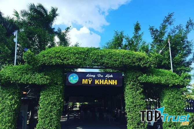 Khuôn viên cổng vào Làng du lịch Mỹ Khánh