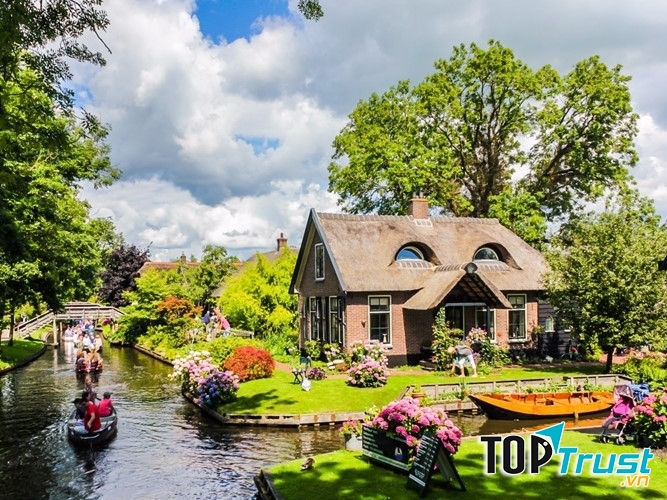Làng Giethoorn giữa dòng nước quyến rũ