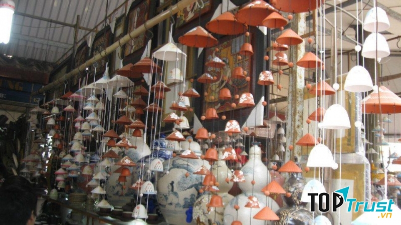 Một gian hàng bán chuông gió bằng gốm trong chợ