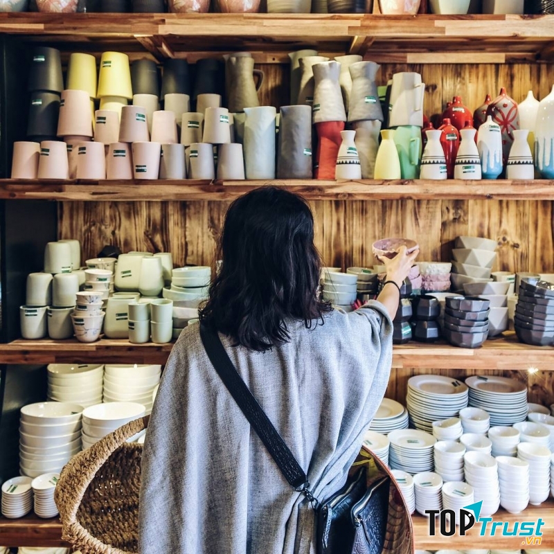 Những sản phẩm gốm sứ nhỏ xinh được bày bán trong các gian hàng ở Bát Tràng