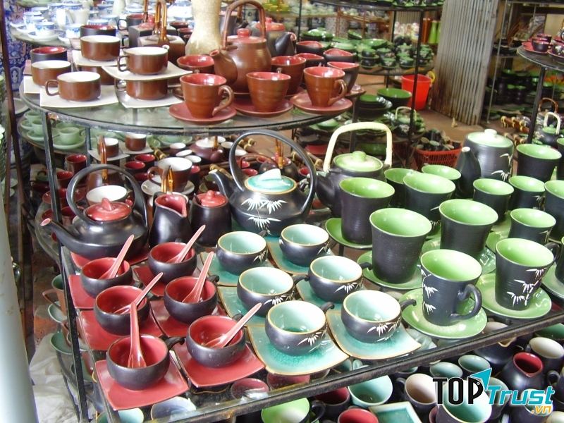 Những sản phẩm được bày bán tại Làng gốm Bát Tràng