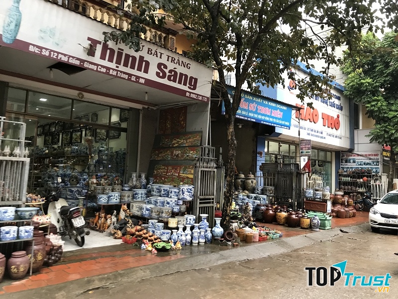 Các gian hàng bán đồ gốm san sát nhau để phục vụ du khách.