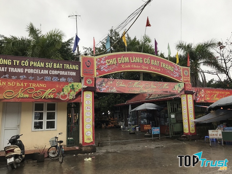 Chợ gốm Bát Tràng xã Bát Tràng, huyện Gia Lâm, Hà Nội.