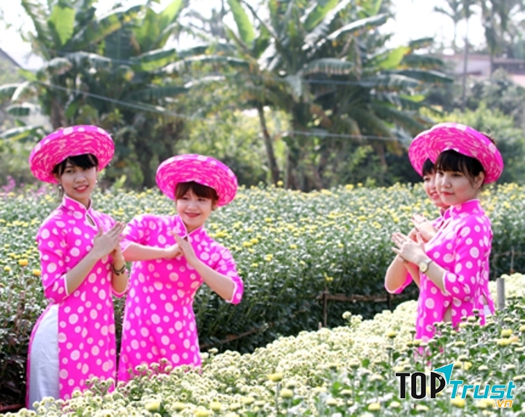 Các bạn trẻ say sưa tạo dáng, chụp ảnh