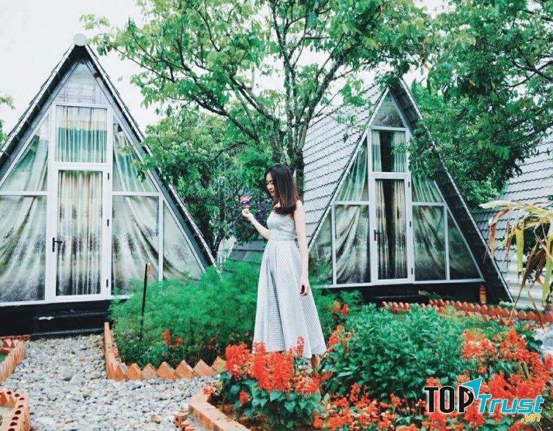 Những ngôi nhà hình chóp của Làng Homestay