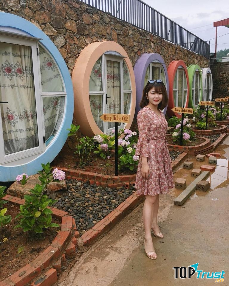 Làng Homstay với thiết kế độc đáo, mỗi ngôi nhà đều có cửa làm bằng kính trong suốt