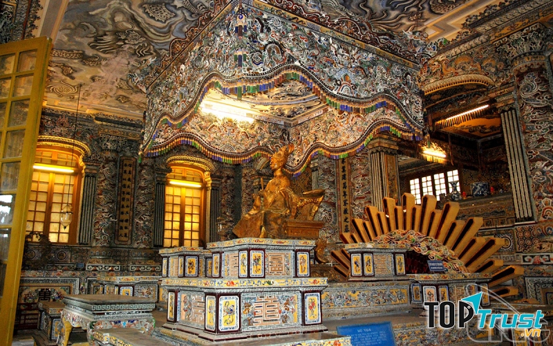 Lăng vua Khải Định ở Huế đích thực là một công trình có giá trị về mặt nghệ thuật và kiến trúc, làm phong phú và đa dạng thêm quần thể lăng tẩm cố đô