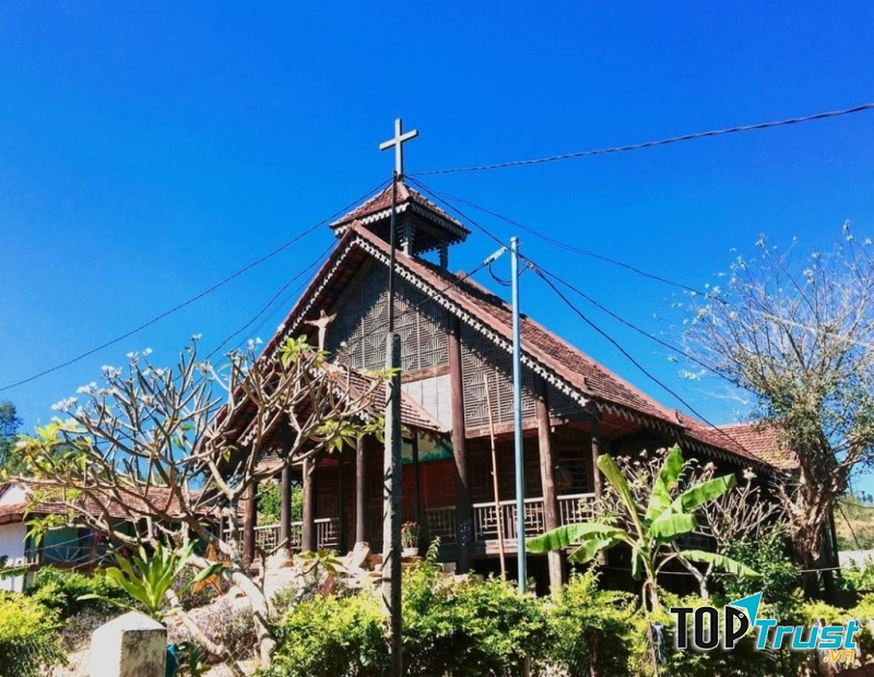 Ngôi nhà cổ tại làng K'Tu