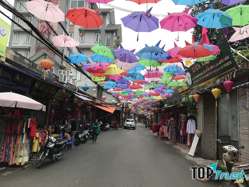 Dịp Tết làng nghề lụa Vạn Phúc như khoác lên mình một tà áo mới.
