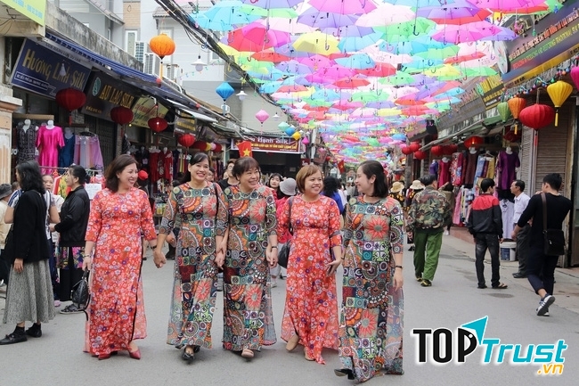 du khách đếDu khách không khó để tìm kiếm cho mình một tà áo dài xuân, hay những chiếc khăn lụa rực rỡ.