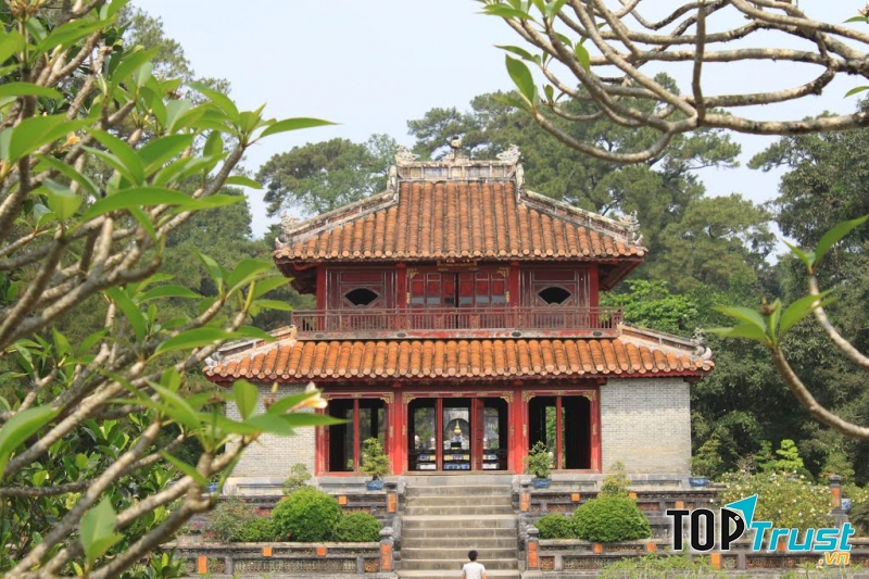 Lăng Minh Mạng là một trong những lăng tẩm được đánh giá là uy nghi, chuẩn mực nhất trong những kiến trúc của thời nhà Nguyễn.