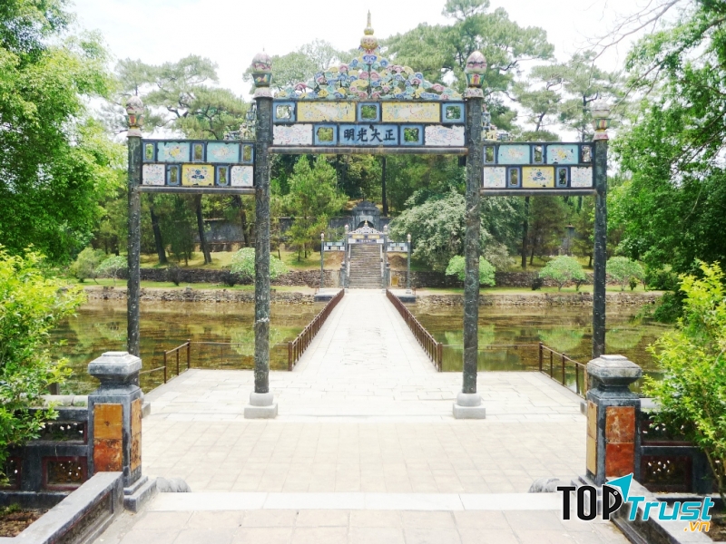 ﻿Có thể nói vẻ đẹp của lăng Minh Mạng Huế là sự kết hợp của màu sắc cổ điển, truyền thống, đậm chất Nho giáo nhưng vẫn không mất đi cái thi vị, lãng mạn và chất thơ ca ﻿