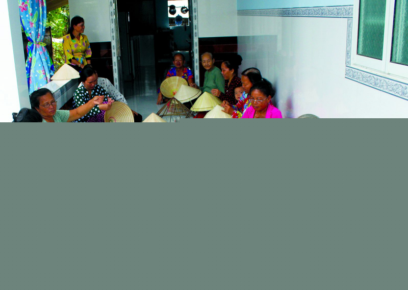 Nghề chằm nón mang lại thu nhập cho người dân