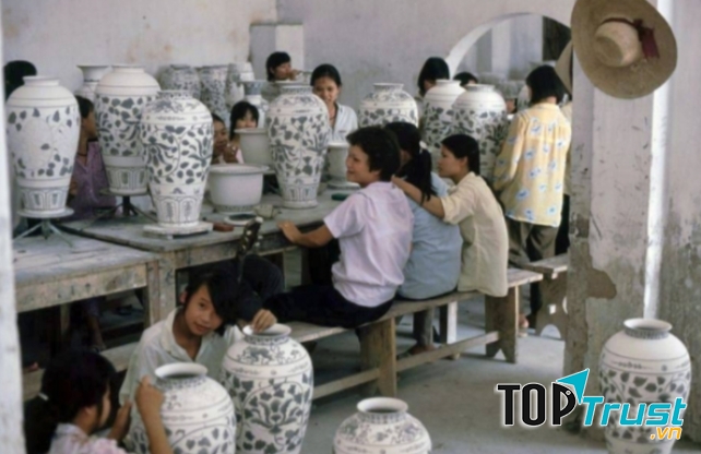 Công đoạn trang trí sản phẩm đồ gốm