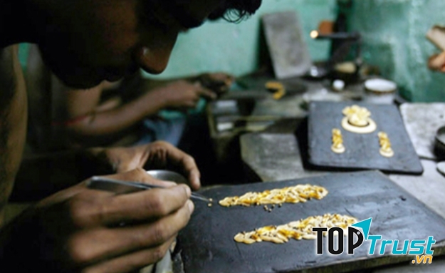 Nghệ nhân làng nghề Kim Hoàn Kế Môn