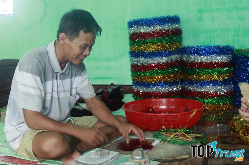 Niềm vui rạng rỡ của ông Nguyễn Văn Căng (thôn Báo Đáp) khi làm đèn