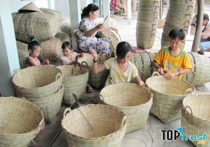 Những đứa trẻ hăng hái giúp cha mẹ cạp viền sản phẩm