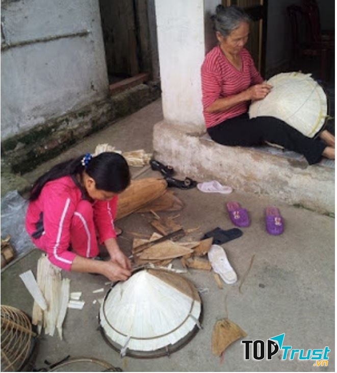 Chị Thủy (xã Nghĩa Châu) đang cần mẫn làm nên những chiếc nón lá.