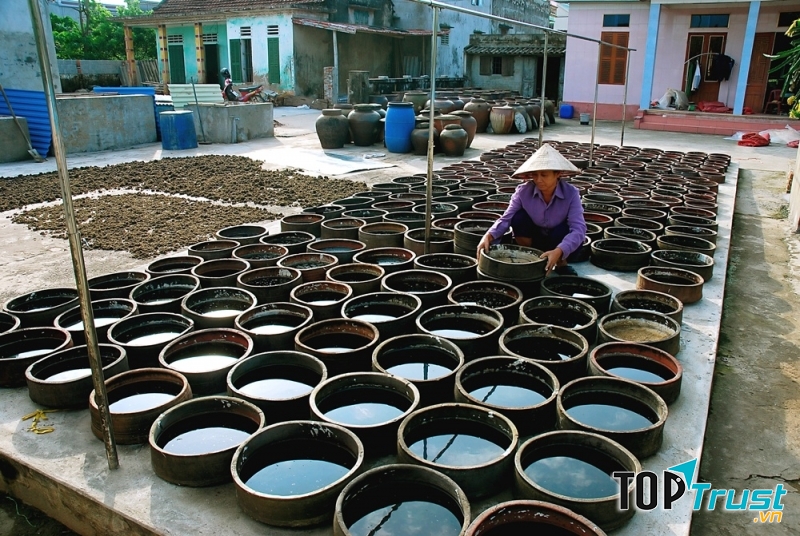 Một bác làng Sa Châu đang phơi mắm