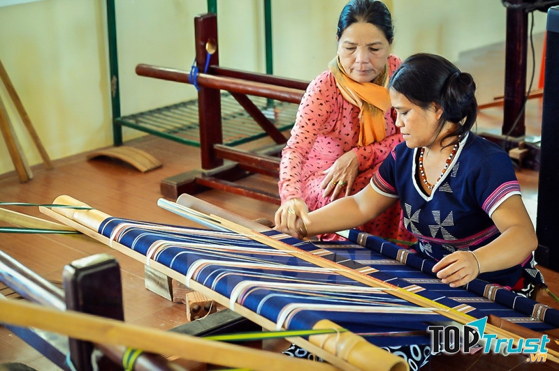 Làng dệt thổ cẩm Mỹ Nghiệp-Chung Mỹ