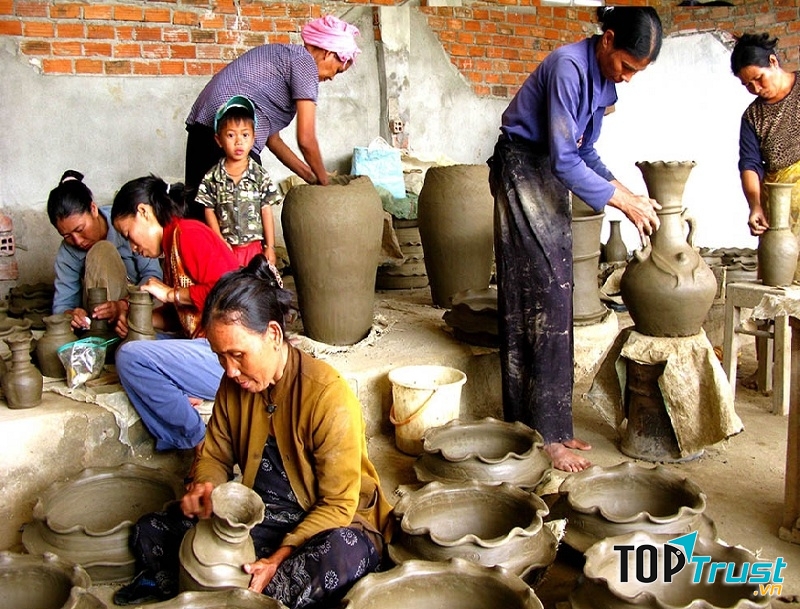 Các nghệ nhân làng gốm Bầu Trúc đang hăng say làm việc