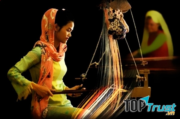 Vẻ đẹp thuần khiết của cô gái Chăm