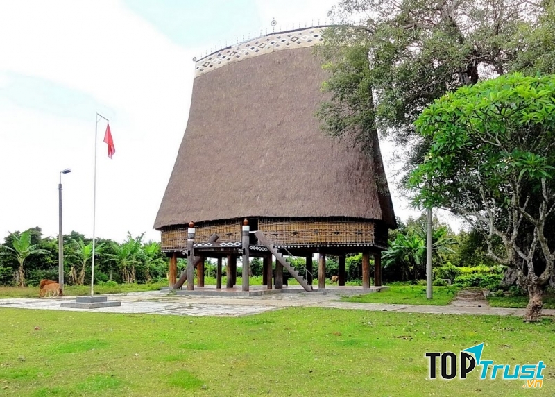 Làng nhà rông Kon Klor