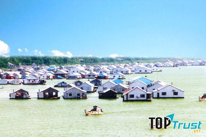 Làng nổi cá bè Châu Đốc