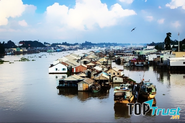 Khung cảnh làng nổi Châu Đốc