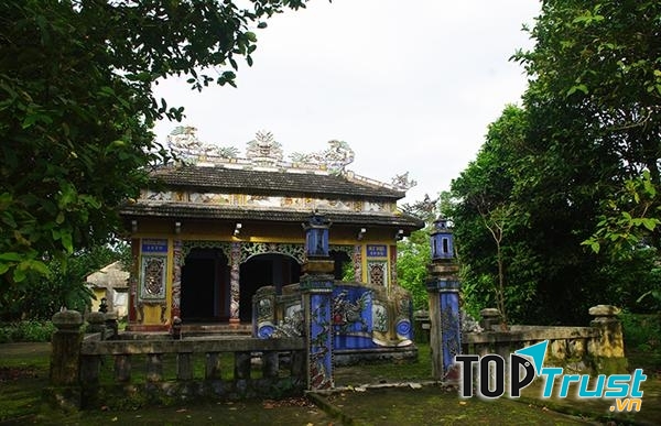 Những ngôi nhà cổ trăm năm tuổi và nghề gốm có từ xa xưa là nét hấp dẫn của làng cổ Phước Tích.