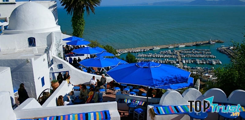 Làng Sidi Bou nổi bật giữa trời xanh