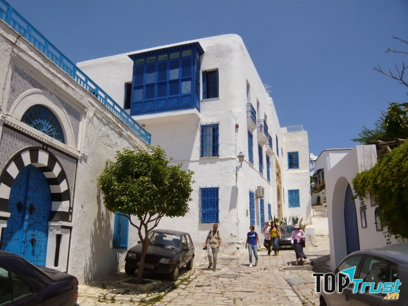 Làng Sidi Bou nổi bật giữa trời xanh