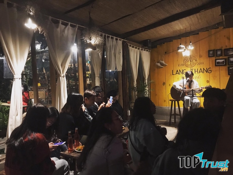 Sẽ thật đủ đầy và tuyệt vời hơn khi bạn đến Lang Thang và tối Thứ 7, lúc bạn có thể thả hồn theo những điệu nhạc Acoustic nhẹ nhàng