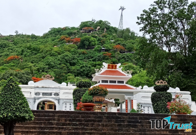 Bên trong Lăng Thoại Ngọc Hầu